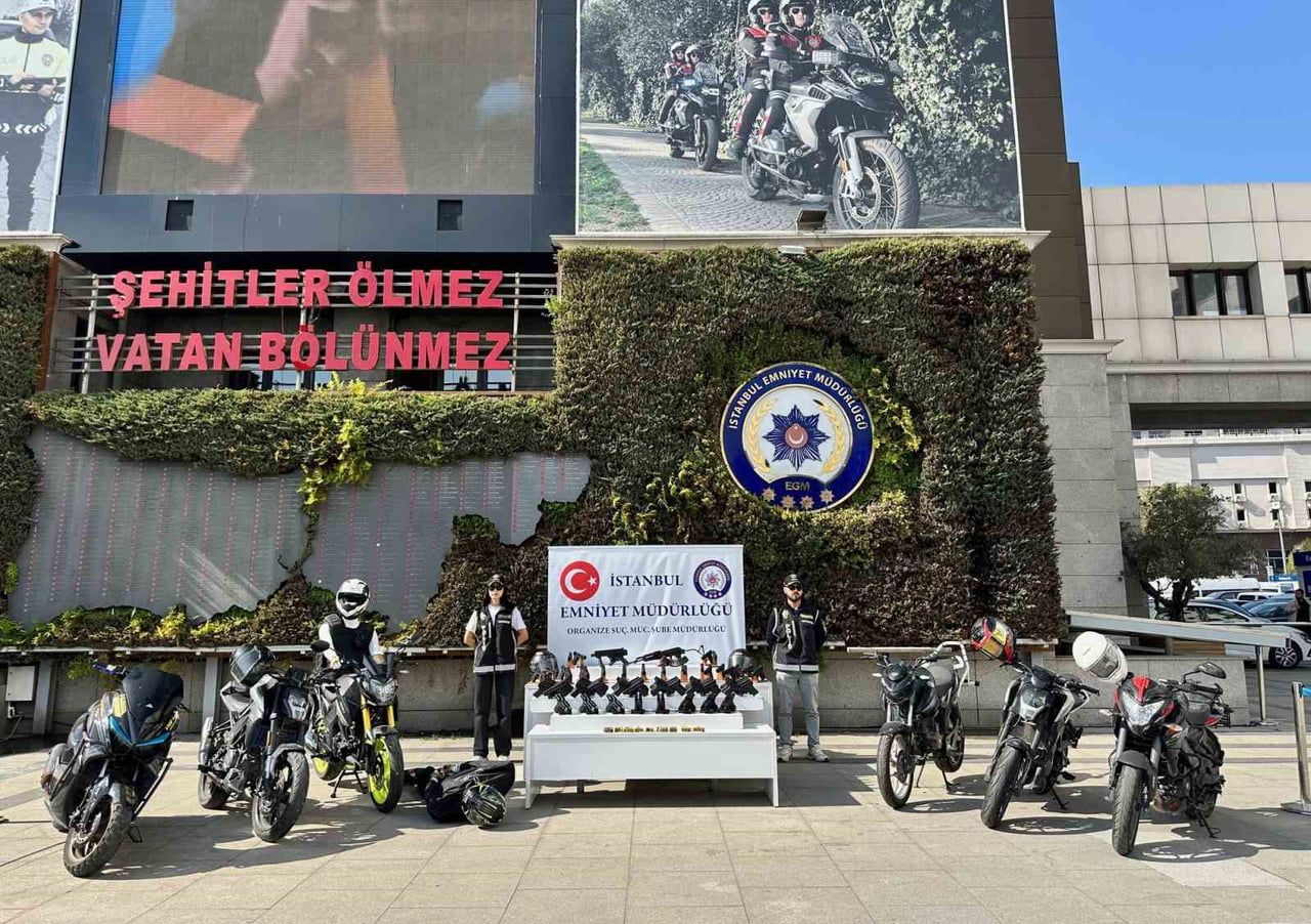 ÇETELERDEN ELE GEÇEN SUÇ UNSURLARI EMNİYETTE SERGİLENDİ