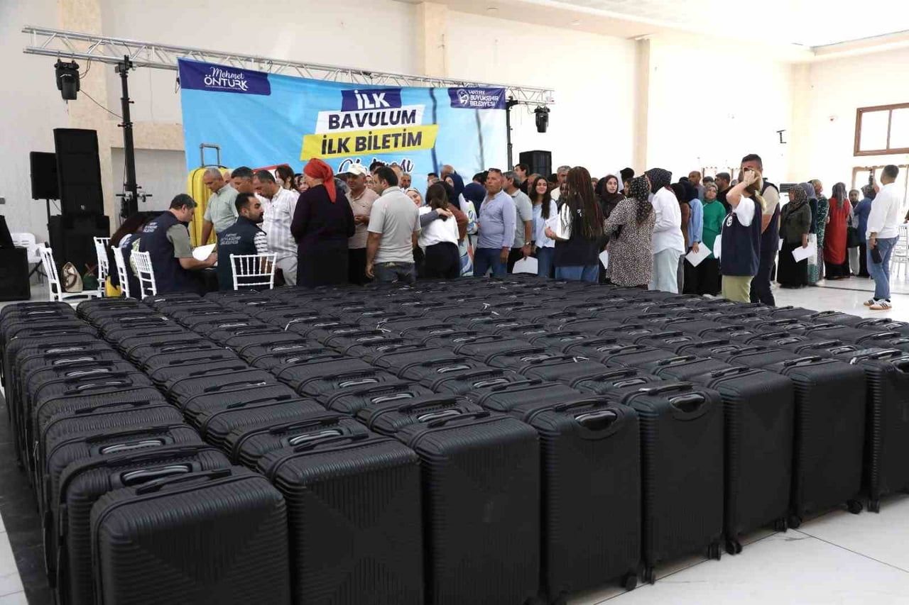 HATAY BÜYÜKŞEHİR BELEDİYESİ TARAFINDAN ÜNİVERSİTE ÖĞRENCİLERİNE YÖNELİK GERÇEKLEŞTİRİLEN BAVUL...
