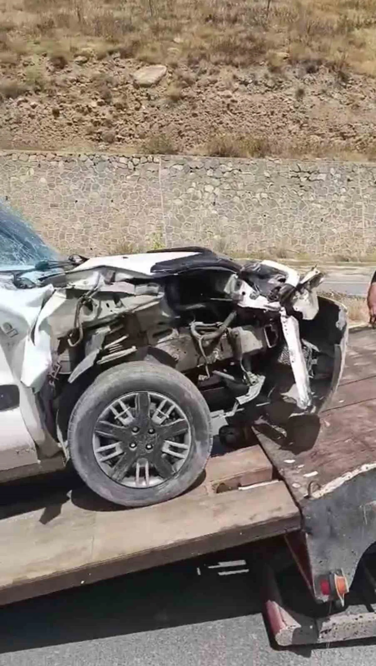 HAKKARİ’NİN YÜKSEKOVA İLÇESİNDE SINIRI GEÇMEK İÇİN YOL KENARINDA BEKLEYEN TIRA KAMYONETİN ÇARPMASI...