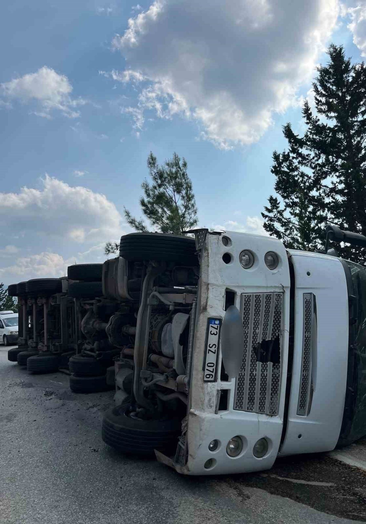 OSMANİYE'NİN DÜZİÇİ İLÇESİNDE UN YÜKLÜ TIRIN DEVRİLMESİ SONUCU MEYDANA GELEN TRAFİK KAZASINDA TIR...