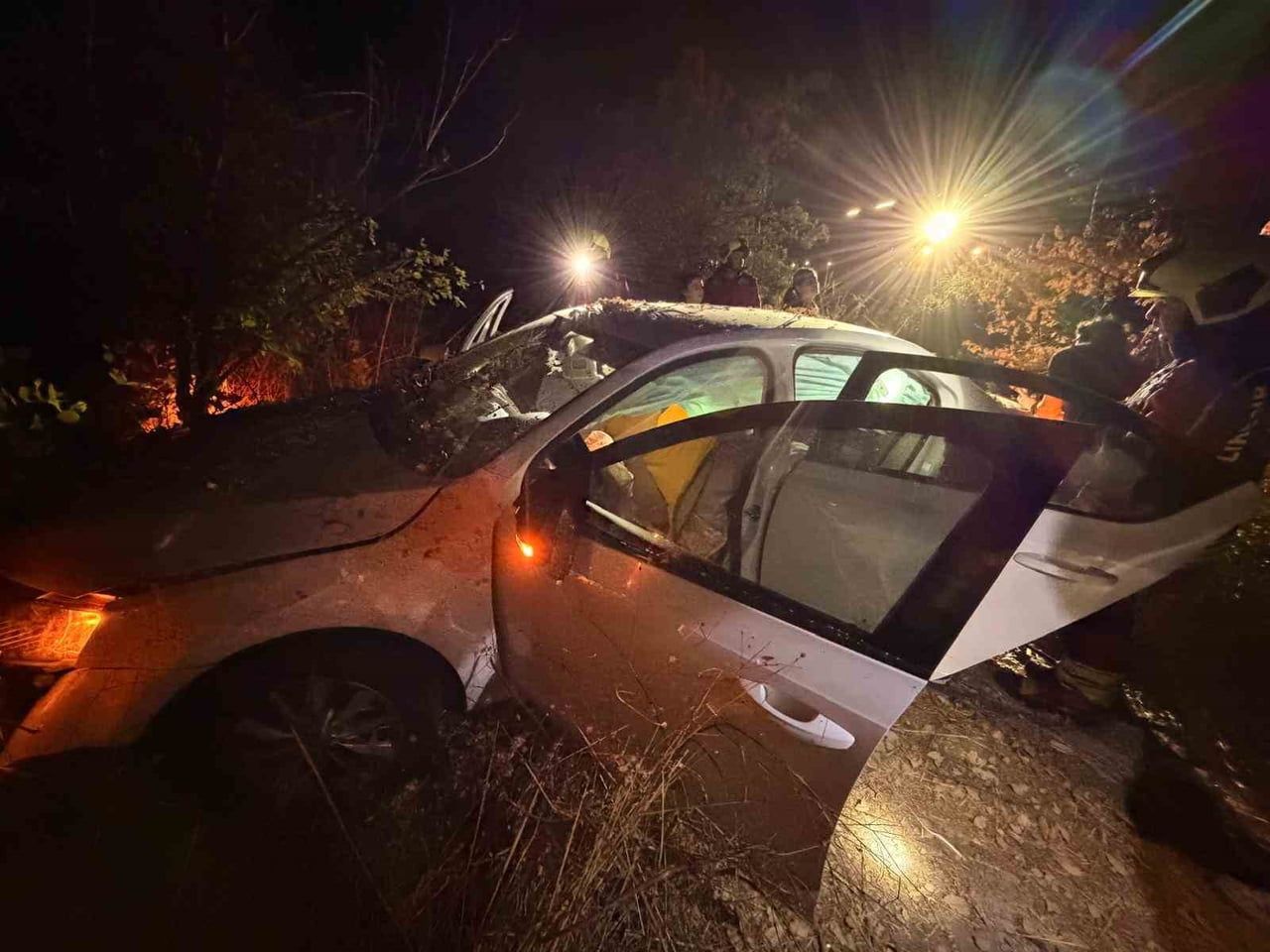 AYVALIK’TA OTOMOBİL YOLDAN ÇIKTI: 3 KİŞİ YARALANDI