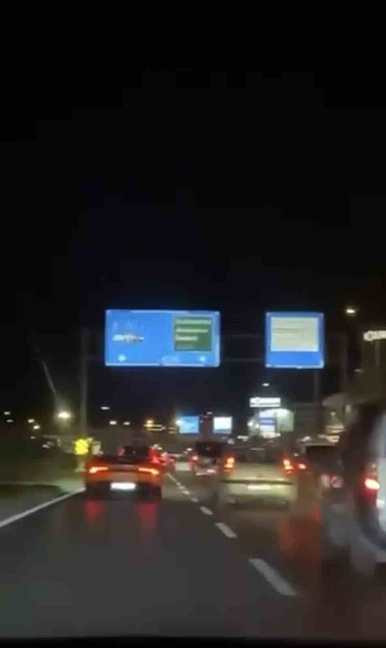 BURSA’DA MAKAS ATARAK İLERLEYEN LAMBORGHİNİ SÜRÜCÜSÜ, MERCEDES’E ÇARPARAK KAÇTI. O ANLAR KAMERAYA...