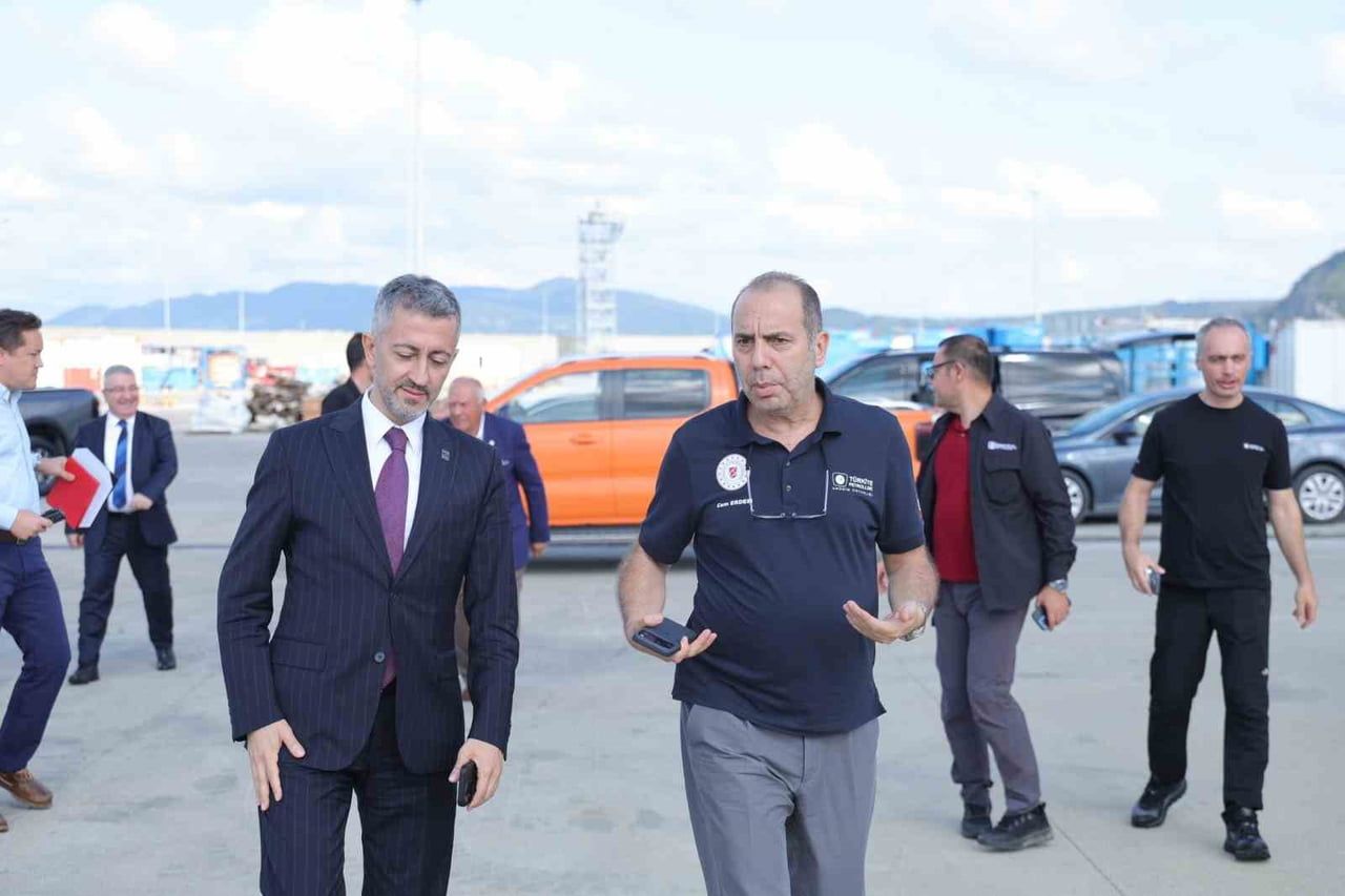 KARDEMİR YÖNETİM KURULU BAŞKANI MUHAMMED ALİ OFLAZ(SOLDA) VE BERABERİNDEKİ HEYET, TÜRKİYE...