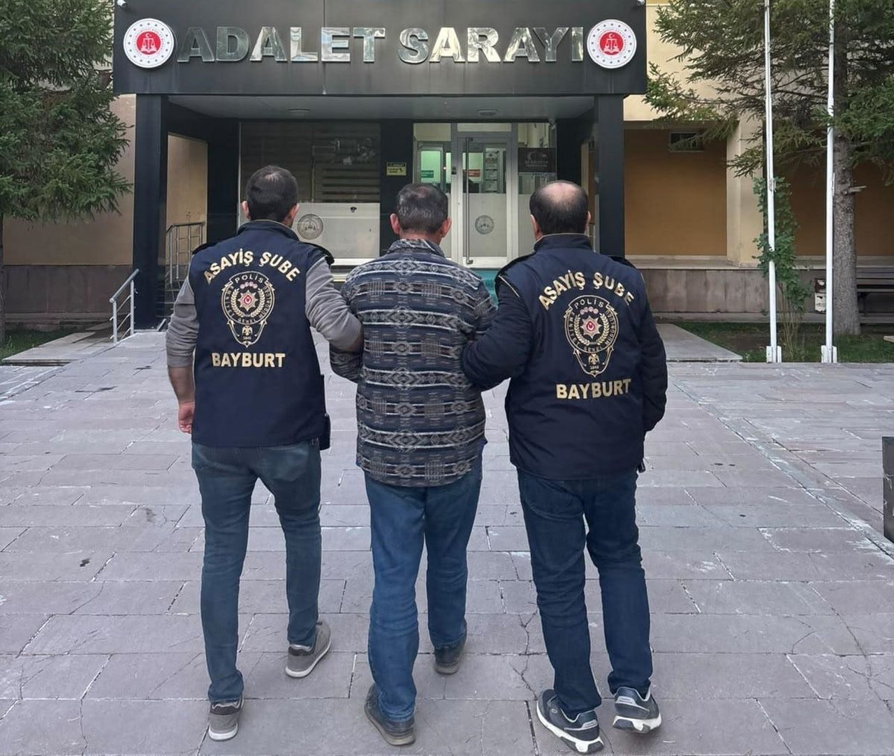 BAYBURT’TA İNŞAATLARDAN 120 BİN LİRALIK MALZEME ÇALAN ŞAHIS TUTUKLANDI