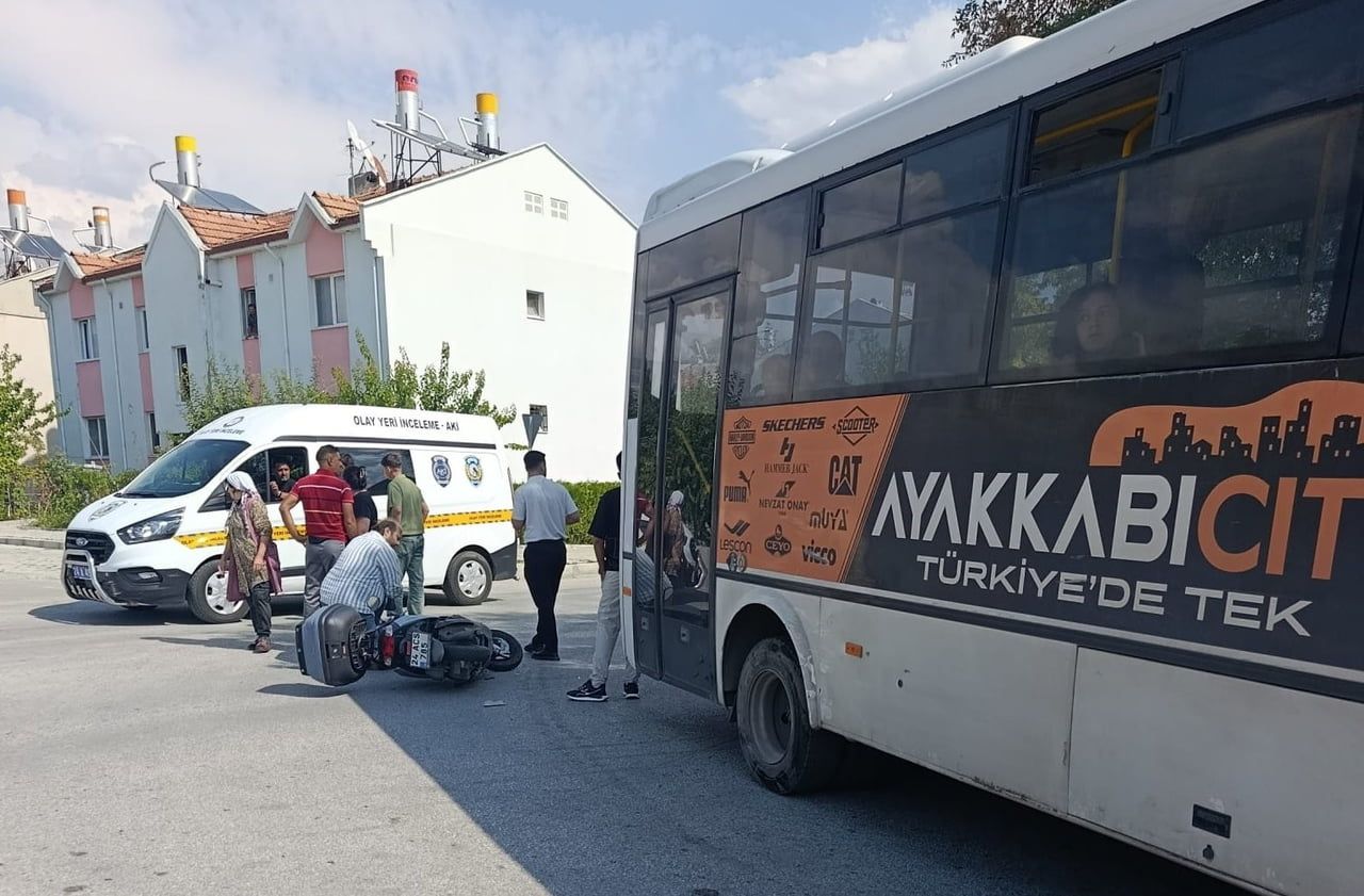 ERZİNCAN’DA MİDİBÜS İLE MOTOSİKLET ÇARPIŞTI: 1 YARALI