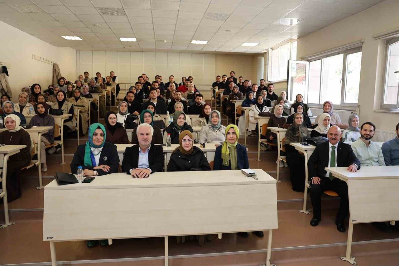 DÜZCE ÜNİVERSİTESİ İLAHİYAT FAKÜLTESİ ÖĞRENCİLERİNİN DERSİNE KONUK OLAN REKTÖR PROF. DR. NEDİM...