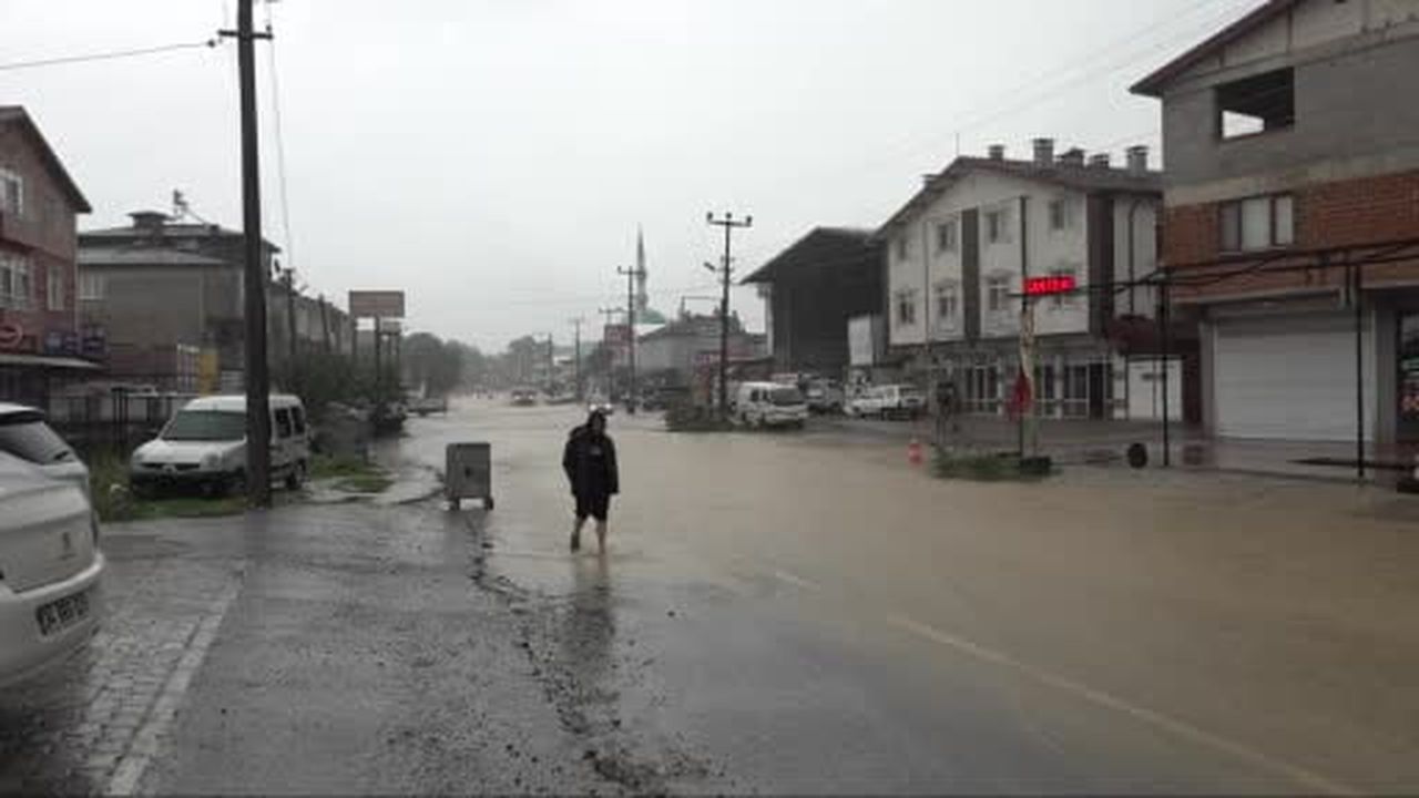 Sakarya'yı sağanak yağış vurdu: Yollar göle döndü, sürücüler zor anlar yaşadı
