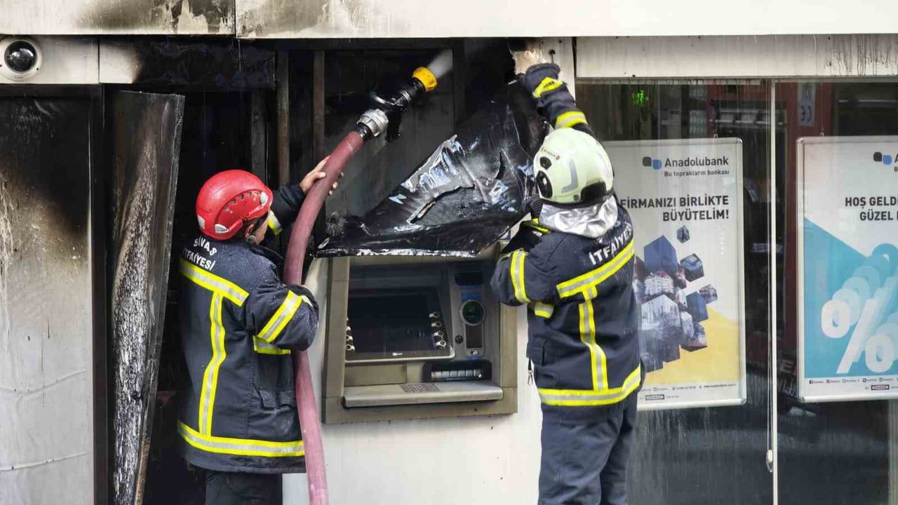 SİVAS’TA ANADOLU BANK ATM’SİNDE ÇIKAN YANGIN PANİĞE NEDEN OLDU.