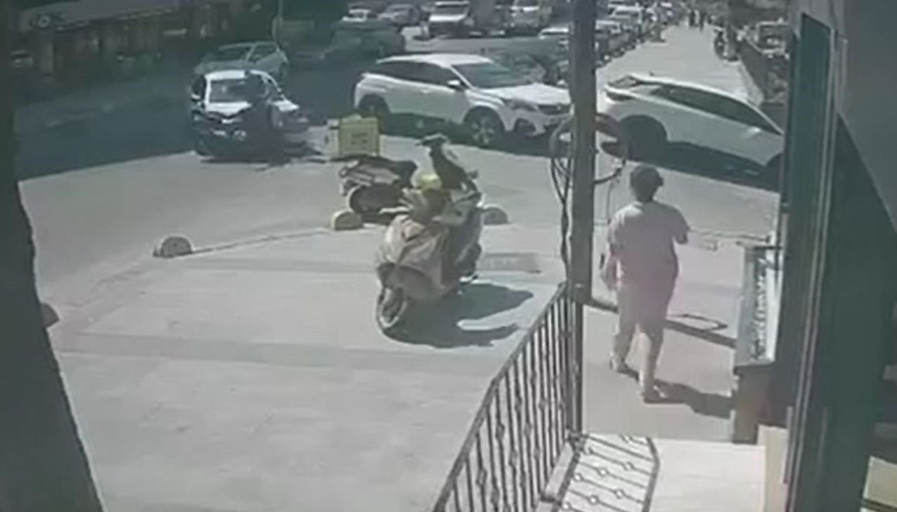 KÜÇÜKÇEKMECE’DE MOTOSİKLETLİ İLE OTOMOBİL ÇARPIŞTI. KAZA DA MOTOSİKLETLİ YARALANIRKEN, OLAY ANI...