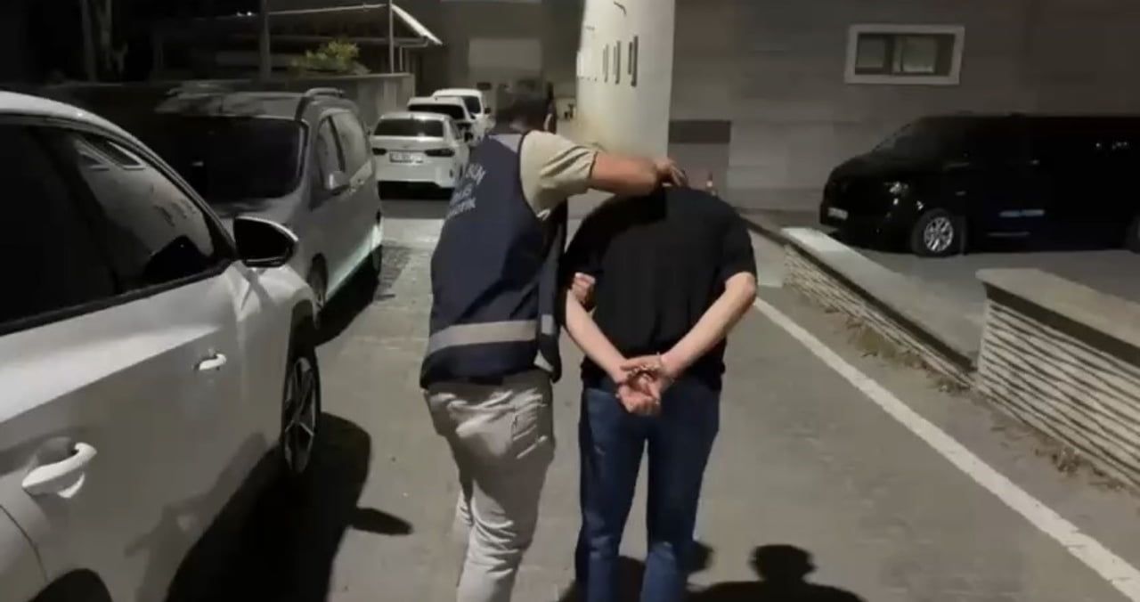 HAKKINDA 15 YIL 9 AY KESİNLEŞMİŞ HAPİS CEZASI BULUNAN E.Ç. (32) YAKALANDI.