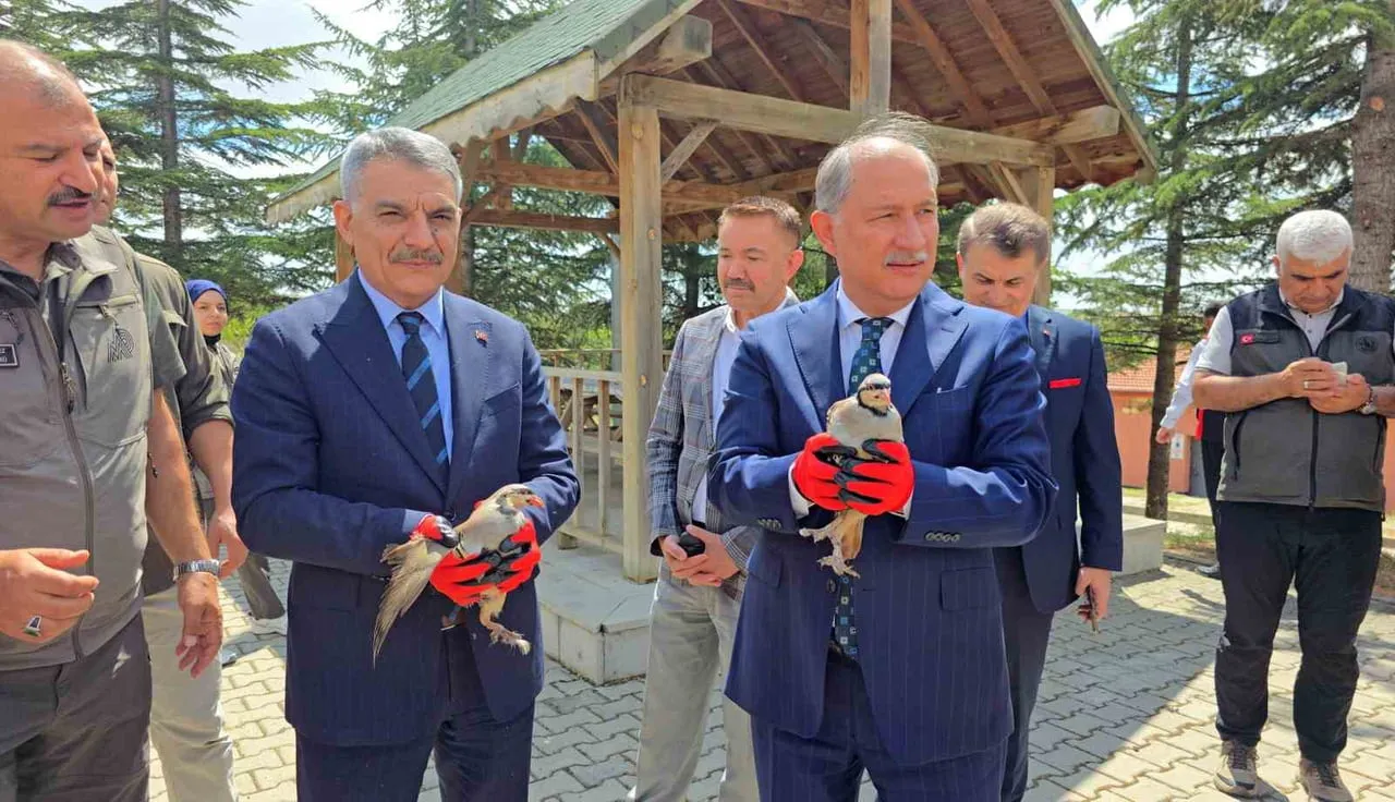 TARIM VE ORMAN BAKAN YARDIMCISI ABDULKADİR POLAT (SAĞDA), 10 BİN KEKLİK KAPASİTELİ TESİSİ...