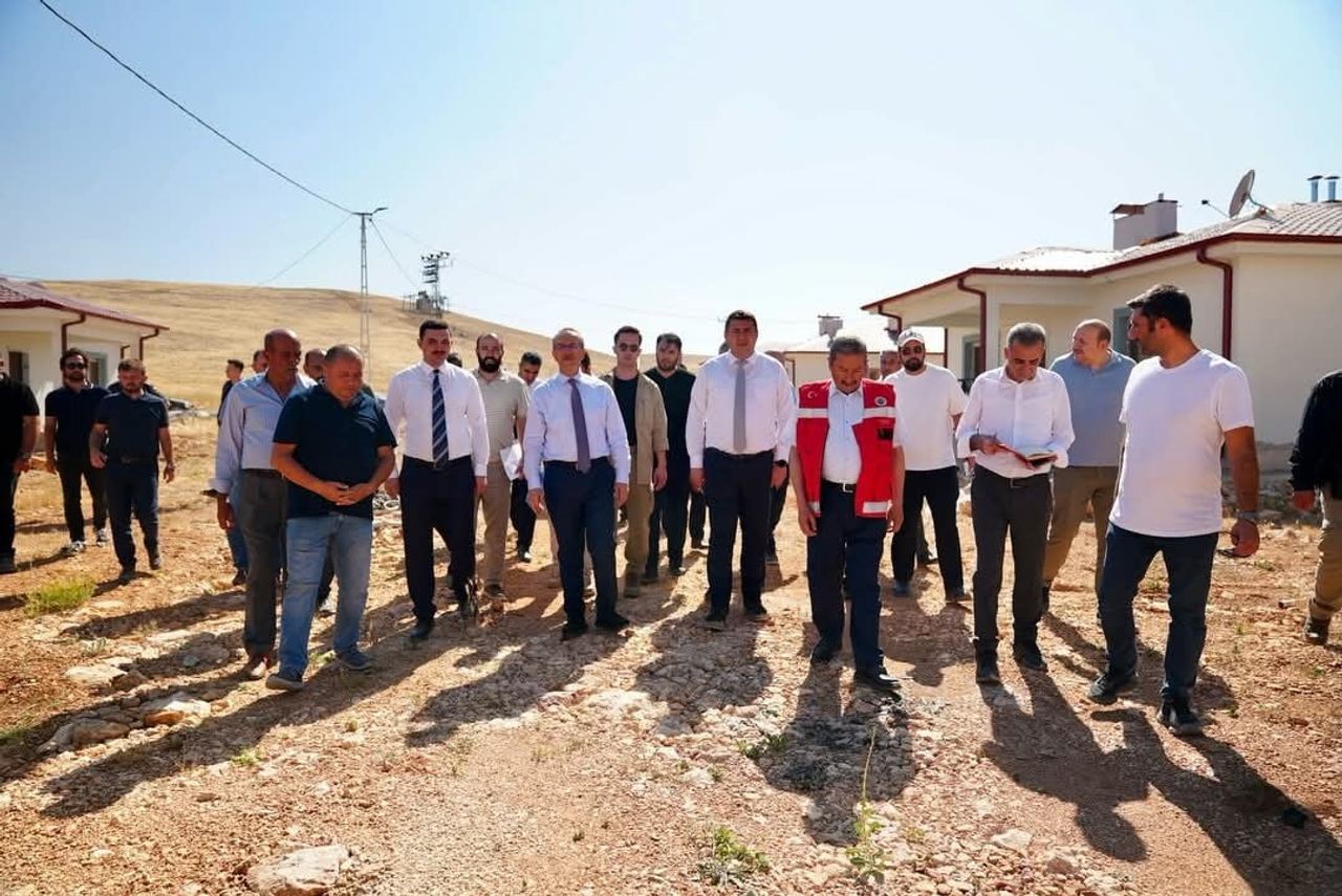 DARENDE'DE ÖĞRETMENEVİ, KÜTÜPHANE VE DEPREM KONUTLARI İNCELENDİ