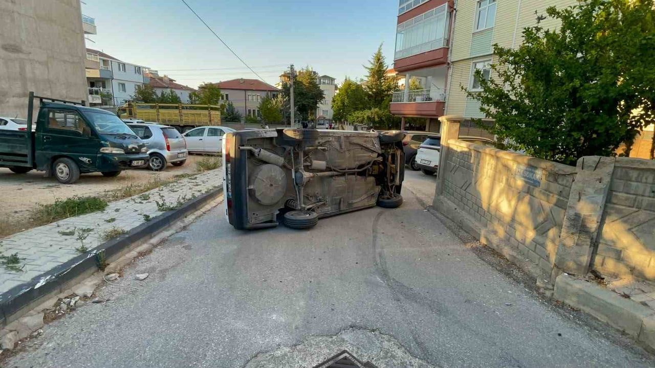 KARAMAN'DA OTOMOBİLİN KALDIRIMA ÇARPARAK YAN YATMASI SONUCU MEYDANA GELEN KAZADA SÜRÜCÜ YARA...