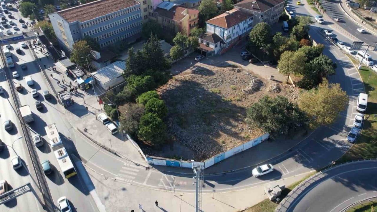 İSTANBUL SİLİVRİ'DE 2019 YILINDA MEYDANA GELEN 5,8 BÜYÜKLÜĞÜNDEKİ DEPREMDE MİNARESİ HASAR GÖRDÜĞÜ...