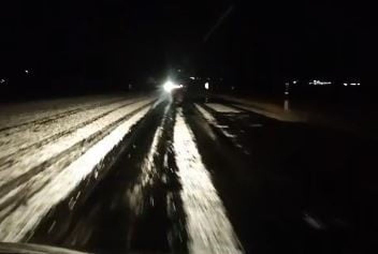 ARDAHAN'DADOLU YAĞIŞI SONRASI YOLLAR BEYAZA BÜRÜNDÜ. (OLGUN YILDIZ/ARDAHAN-İHA)