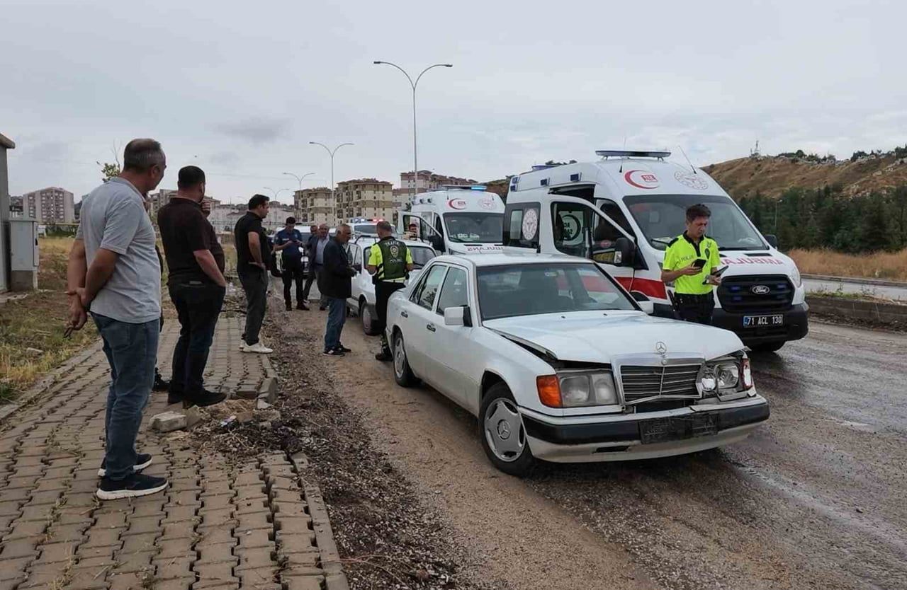 YAHŞİHAN İLÇESİNDE İKİ OTOMOBİLİN ÇARPIŞMASI NETİCESİNDE 3 KİŞİ YARALANDI