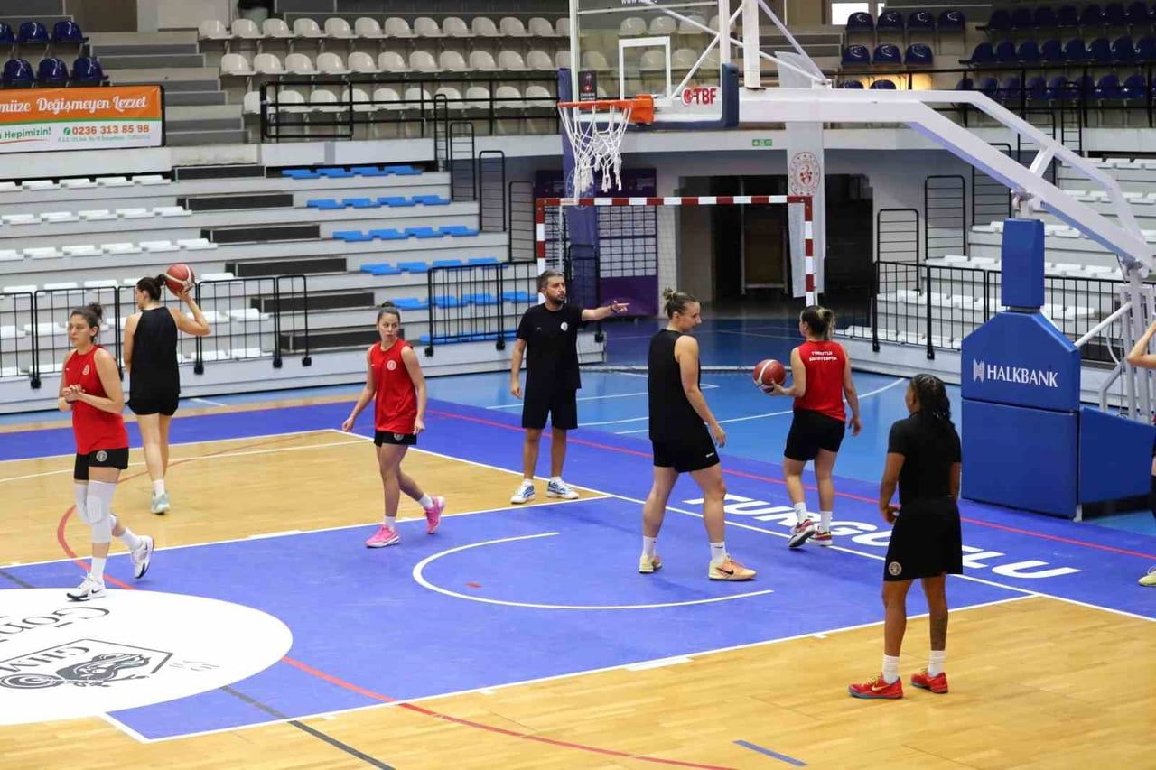 TURGUTLU BELEDİYESİ KADIN BASKETBOL TAKIMI, TARİHİ İLK SÜPER LİG MAÇINDA SAHASINDA NESİBE AYDIN...