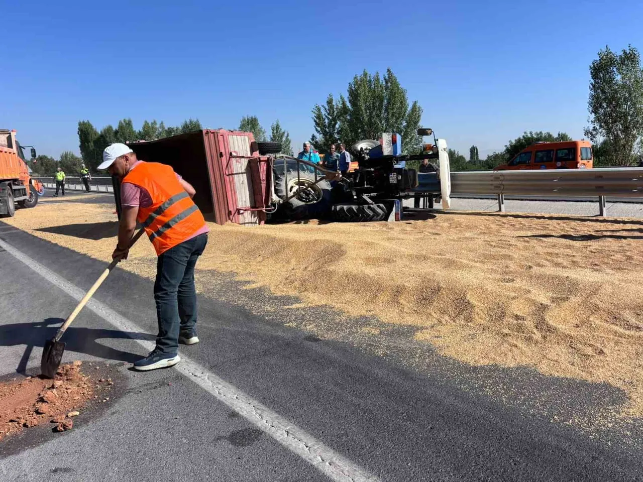 KONYA'NIN AKŞEHİR İLÇESİ YAKINLARINDA MEYDANA GELEN ZİNCİRLEME TRAFİK KAZASINDA, AFYONKARAHİSAR'IN...