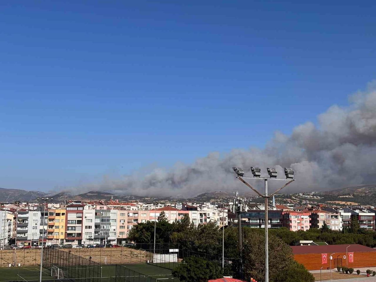 ÇANAKKALE'DE BAŞLAYAN ORMAN YANGININA ORMAN BÖLGE MÜDÜRLÜĞÜ EKİPLERİ 3 HELİKOPTER, 11 ARAZÖZ, 2...