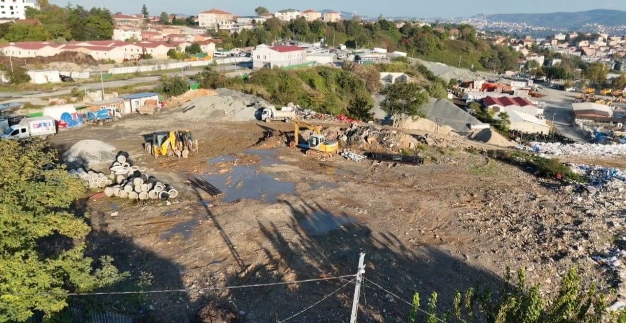 SARIYER BELEDİYESİ'NE AİT BİR ARAZİYE ATIKLARIN DÖKÜLMESİ NEDENİYLE ÇEVREDE OLUŞAN KOKU VE GÜRÜLTÜ...