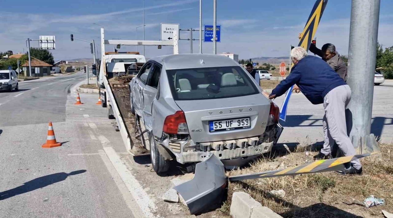 KIRMIZI IŞIK İHLALİ YAPAN KAMYON ARAÇLARA ÇARPARAK DURABİLDİ.