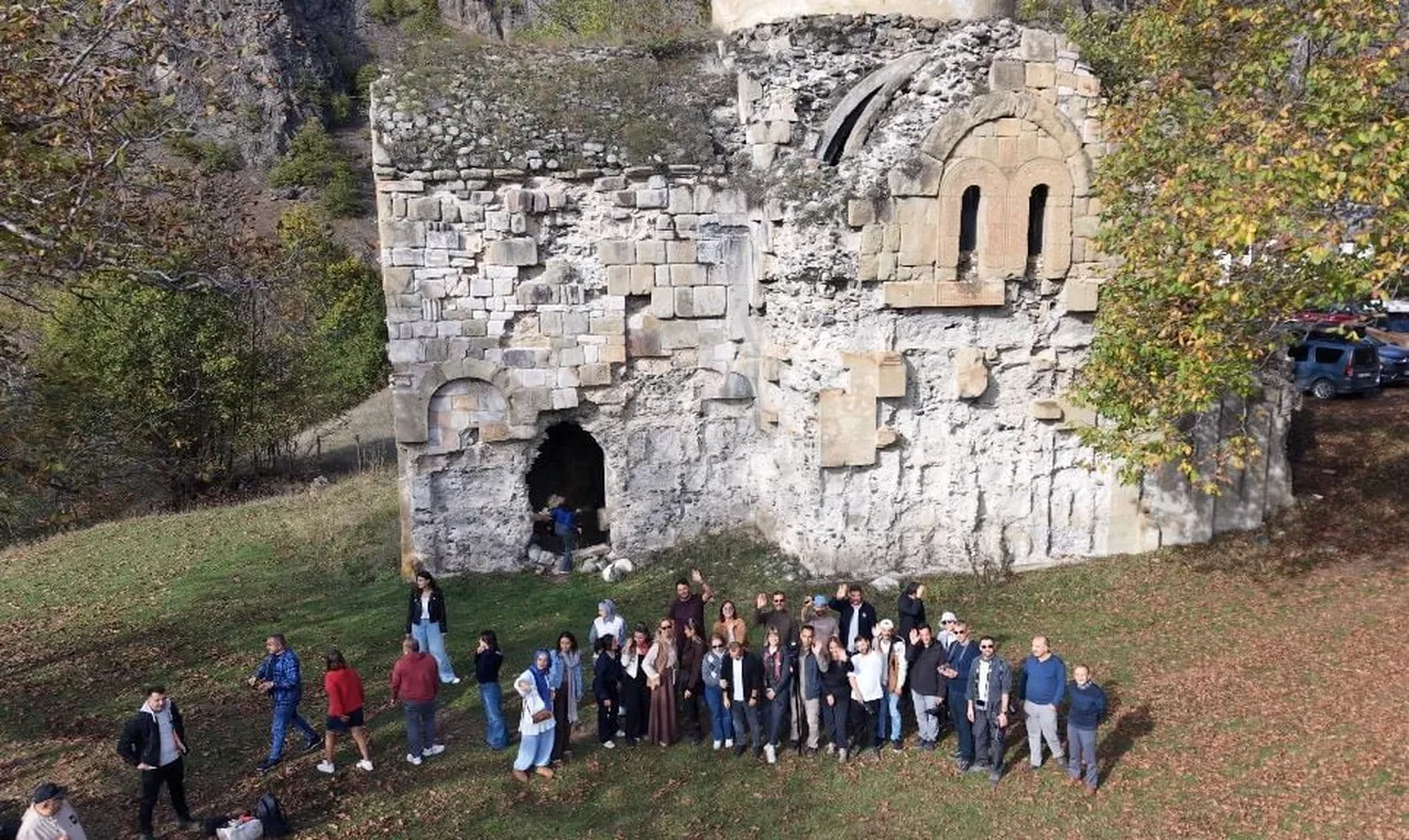 ARTVİN’İN ARDANUÇ İLÇESİNDE DÜZENLENEN FOTO SAFARİ VE GEZİ PROGRAMINA KATILAN SOSYAL MEDYA İÇERİK...