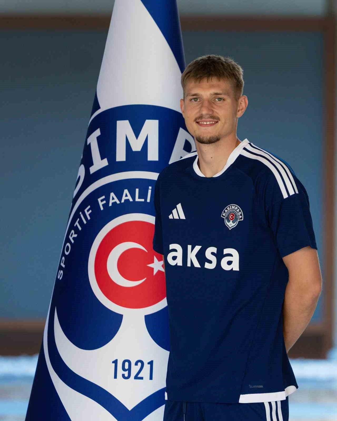 KASIMPAŞA, GEÇEN SEZON KİRALIK OLARAK TAKIMDA FORMA GİYEN 25 YAŞINDAKİ POLONYALI FUTBOLCU ADRİAN...