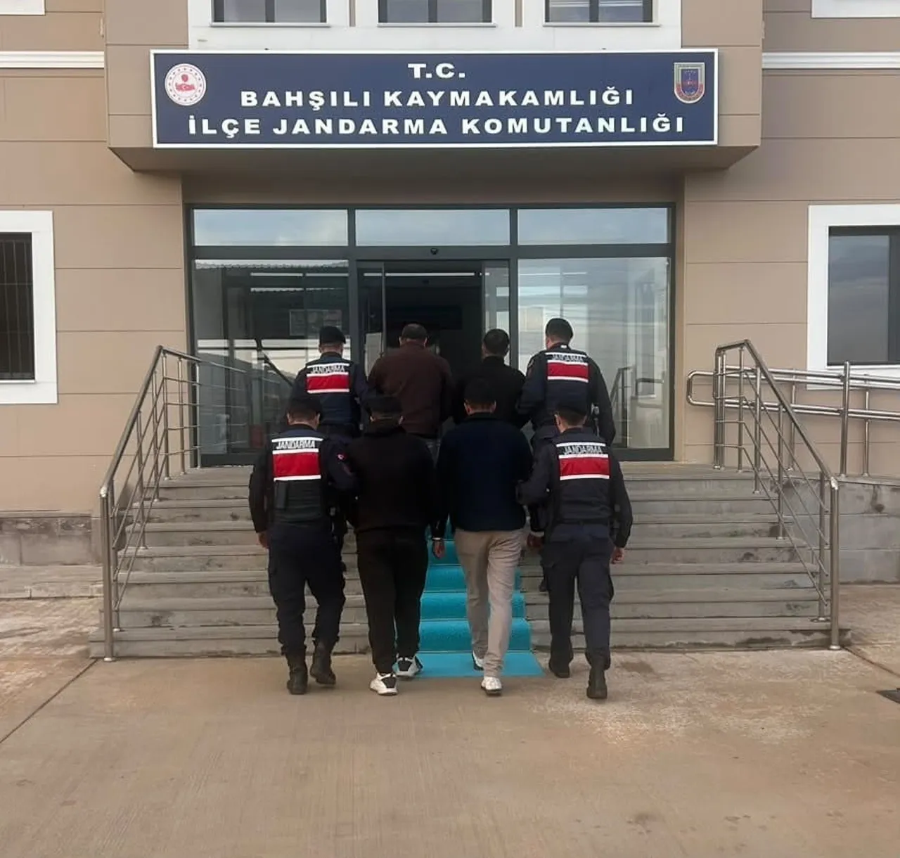 KIRIKKALE'NİN BAHŞILI İLÇESİNDE JANDARMA EKİPLERİNCE DÜZENLENEN UYUŞTURUCU OPERASYONUNDA 6 BİN 953...