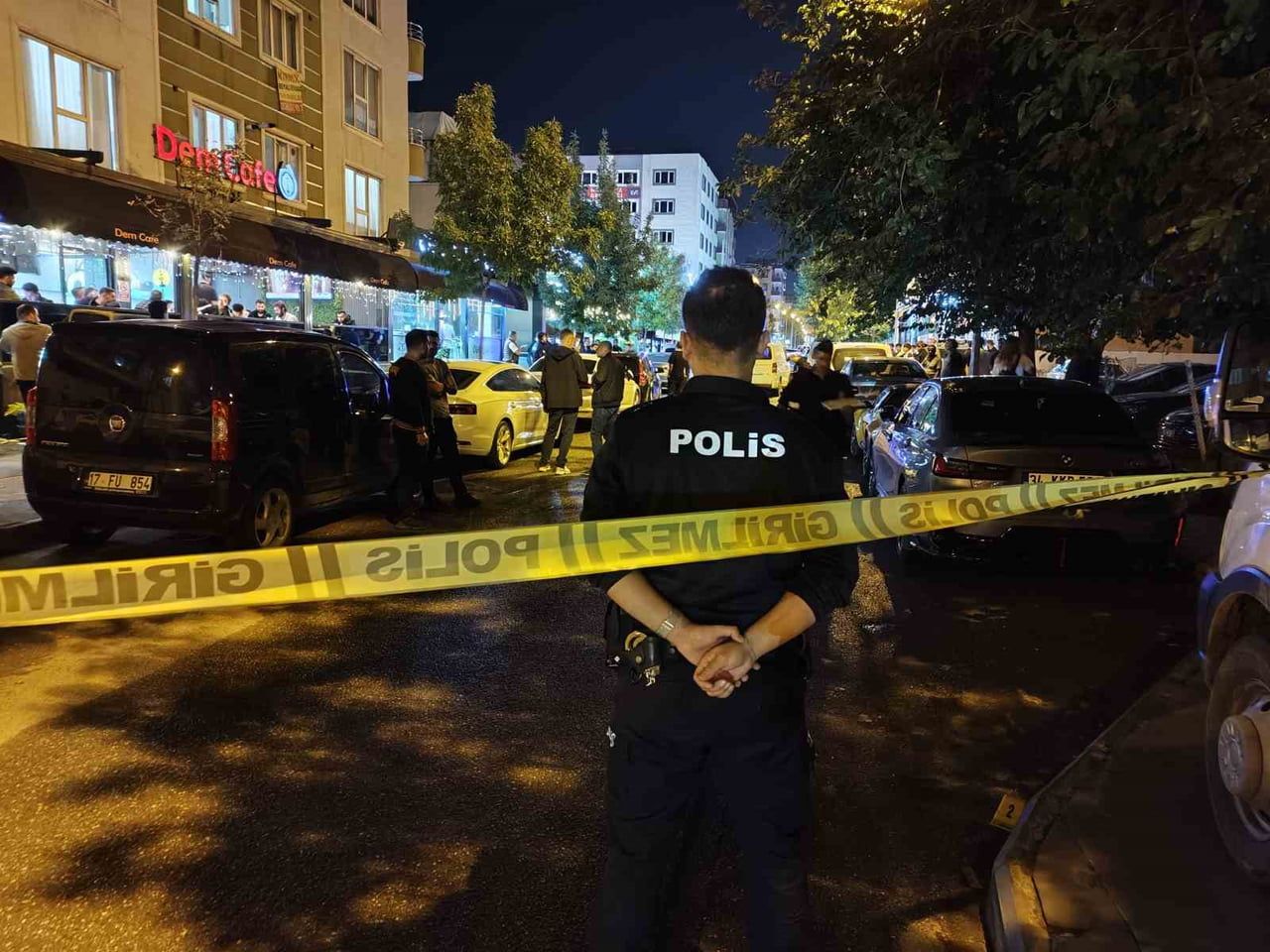 BATMAN’DA MOTOSİKLETLE GELEN KAR MASKELİ İKİ KİŞİ, BİR RESTORANA ATEŞ AÇTI. SALDIRIDA YARALANAN...