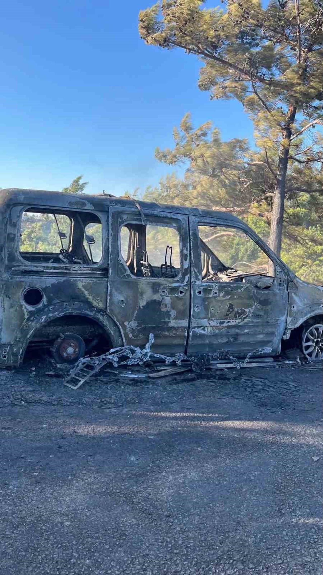 ANTALYA'NIN ALANYA İLÇESİNDE ÇALILIK ALANDA ÇIKAN YANGIN, EKİPLERİN MÜDAHALESİYLE KONTROL ALTINA...