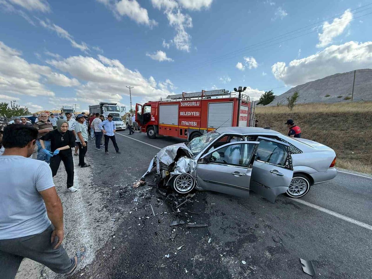 ÇORUM'UN SUNGURLU İLÇESİNDE İKİ OTOMOBİLİN KAFA KAFAYA ÇARPIŞMASI NETİCESİNDE MEYDANA GELEN KAZADA...
