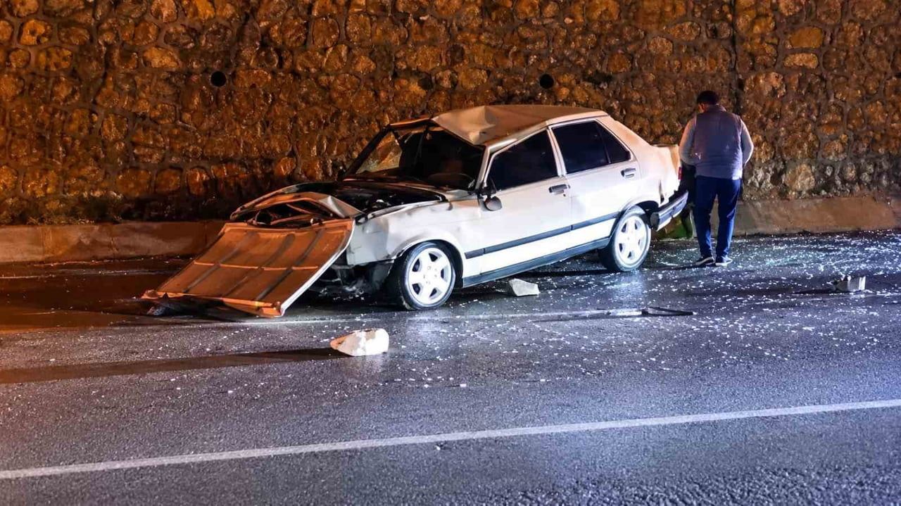 BİTLİS MERKEZDE BATARYA KAVŞAĞINDA MEVKİDE MEYDANA GELEN TRAFİK KAZASINDA 2 KİŞİ YARALANDI.