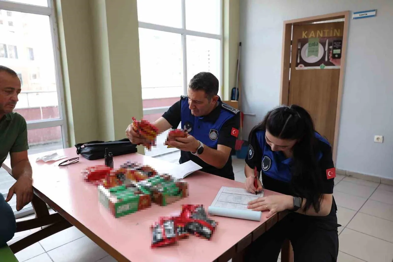 PURSAKLAR BELEDİYESİ, YENİ EĞİTİM ÖĞRETİM YILININ BAŞLAMASIYLA BİRLİKTE OKUL KANTİNLERİNDE...