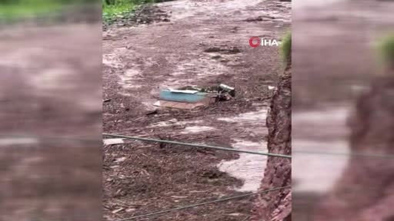 ABD'nin Arizona eyaletindeki Büyük Kanyon Ulusal Parkı'nda şiddetli yağışların yol açtığı ani sel...