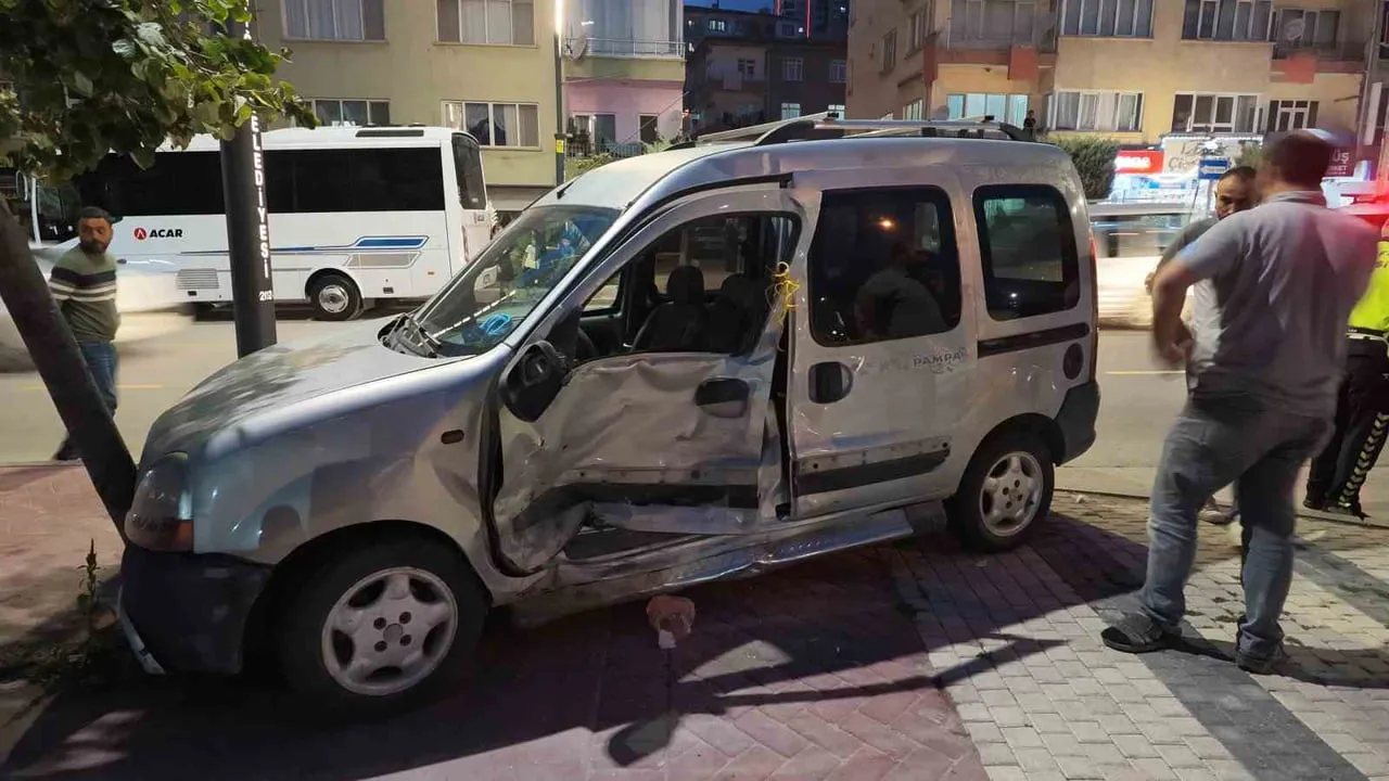 NİĞDE’DE PANELVAN ARAÇ VE MOTOSİKLETE ÇARPAN HAFİF TİCARİ ARAÇ, AĞACA ÇARPARAK DURABİLDİ. KAZADA 3...