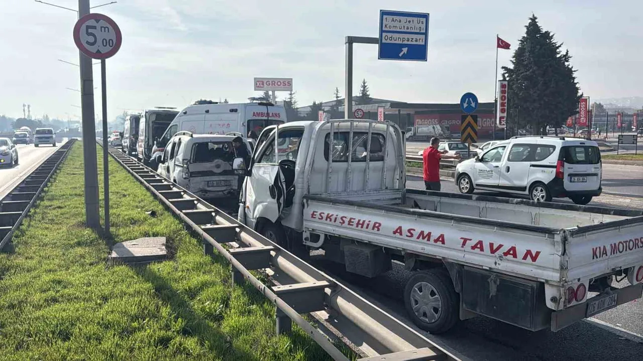 ESKİŞEHİR ÇEVREYOLU ANKARA İSTİKAMETİNDE İKİ ARACIN KARIŞMASIYLA MEYDANA GELEN TRAFİK KAZASINDA...