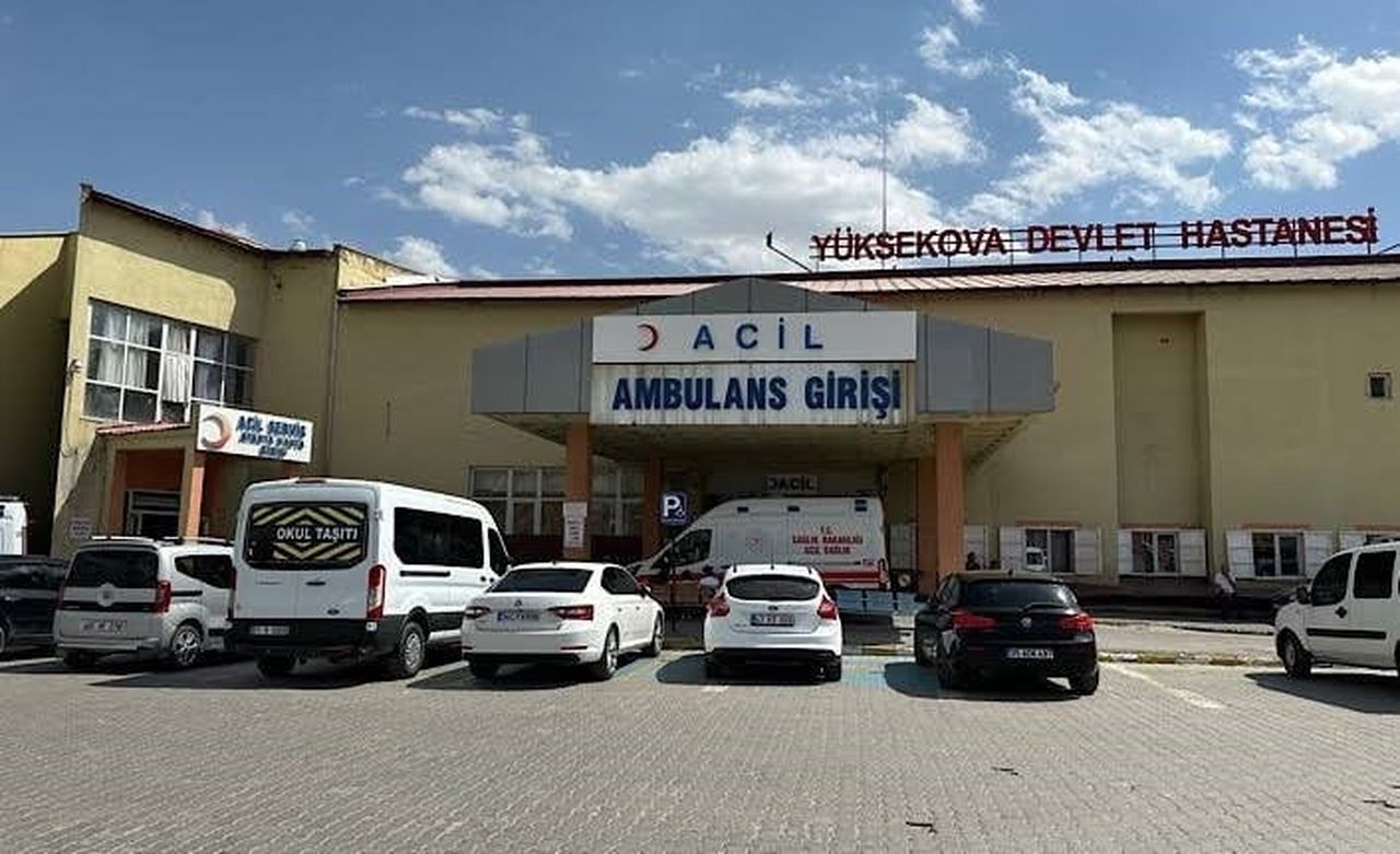 HAKKARİ'NİN YÜKSEKOVA DEVLET HASTANESİNE ATANAN 4 YENİ UZMAN HEKİMİN GÖREV BAŞLAMASIYLA HASTANENİN...