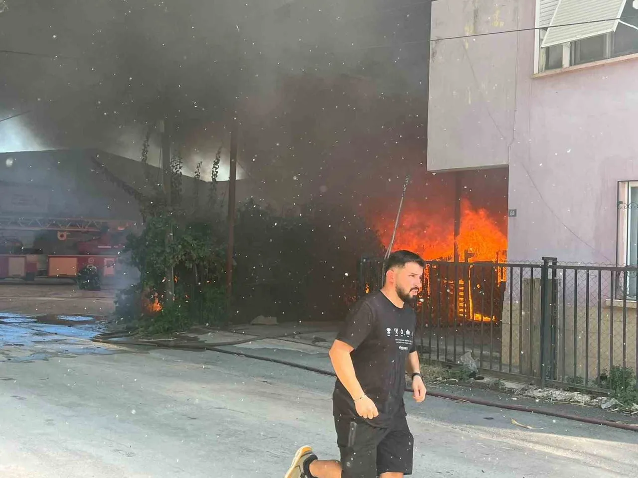 ANTALYA'DA ÇIKAN EV VE DEPO YANGININA İTFAİYE EKİPLERİ MÜDAHALE EDİYOR.