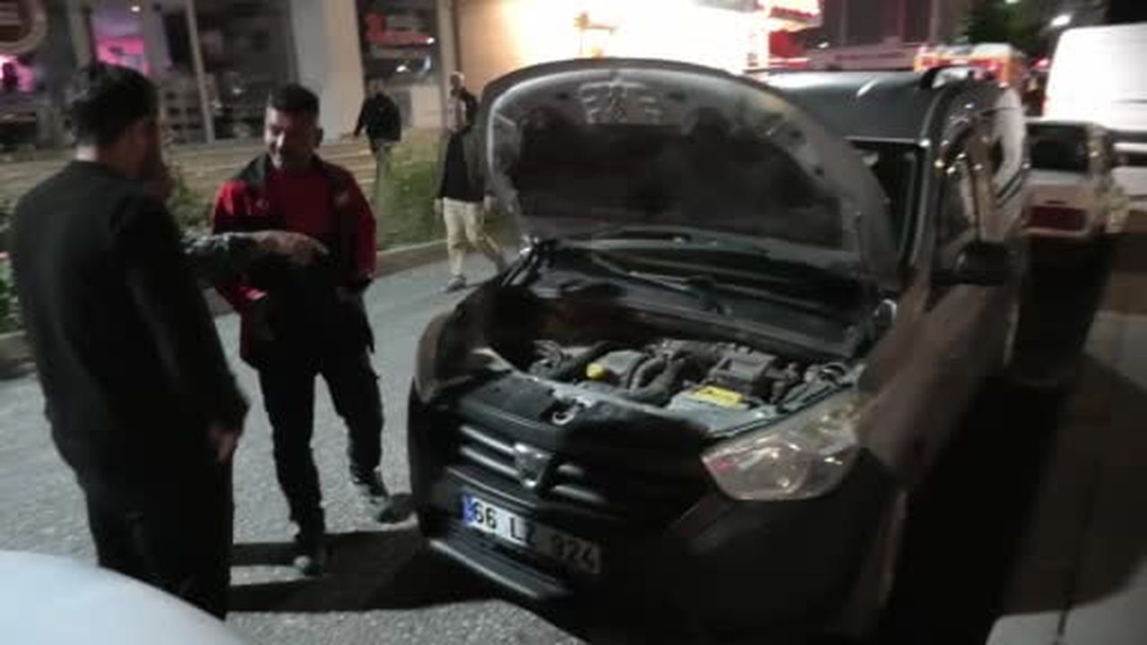 Otomobilin motor kısmına giren yavru kediyi itfaiye ekipleri kurtardı