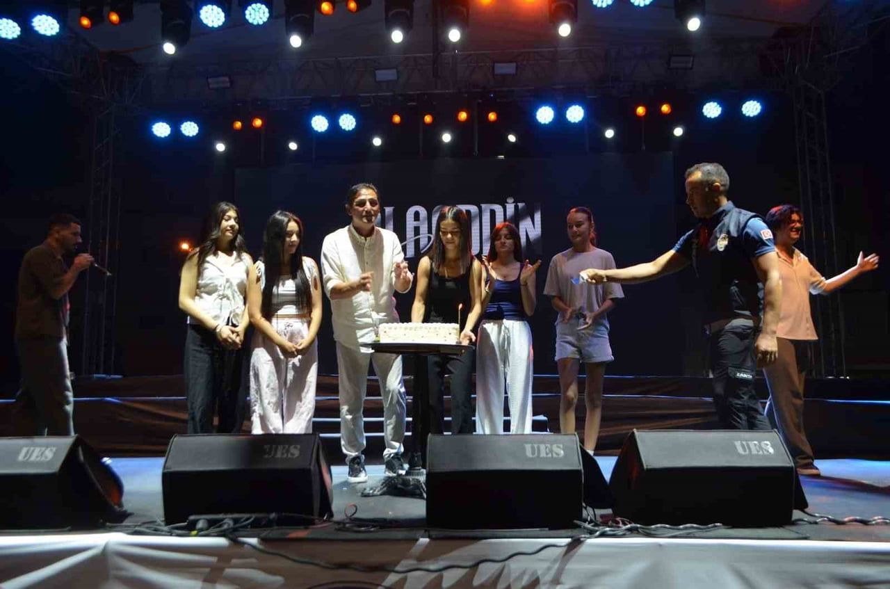 TÜTÜN VE CİRİT FESTİVALİ’NİN FİNALİNDE SAHNE ALAN GENÇ SANATÇI ALAADDİN ERGÜN, SELENDİLİLERE...