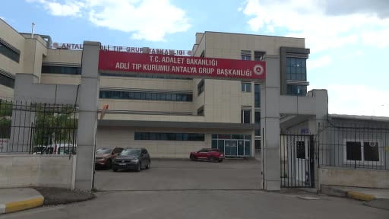 Boşanma aşamasındaki kocanın katliamının ardından öldürülen 3 kişinin cenazeleri yakınlarına...