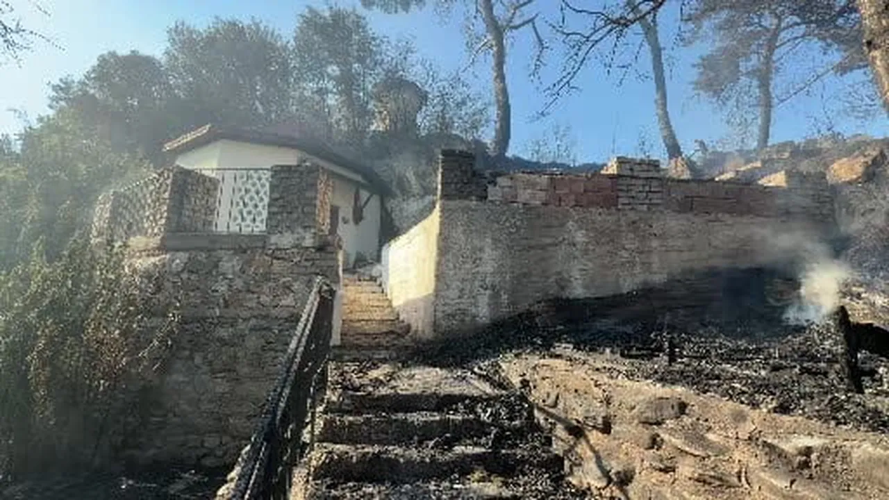 Kazdağları'ndaki yangın türbeye ulaşmadan söndürüldü