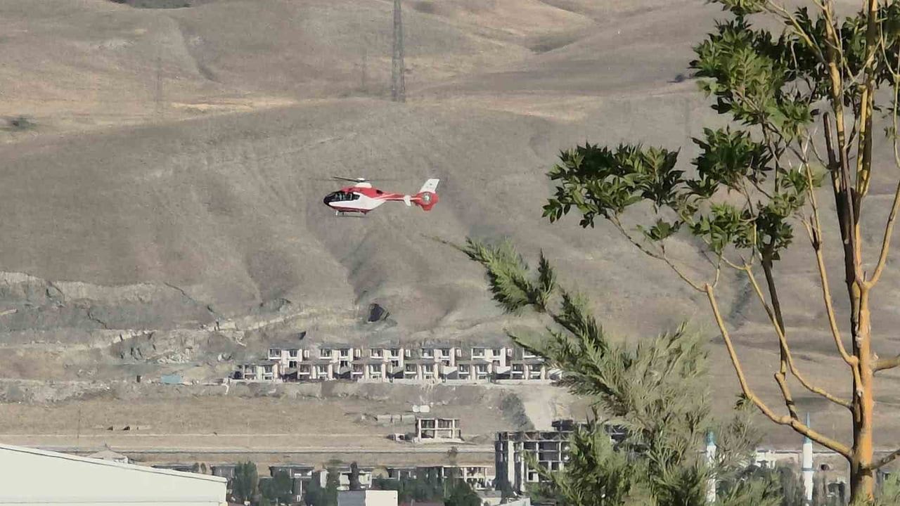 VAN’IN BAHÇESARAY İLÇESİNDE 29 YAŞINDAKİ GEBE HASTA, AMBULANS HELİKOPTER İLE VAN'A...