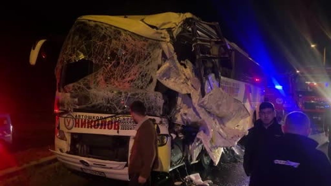 Edirne Kapıkule Sınır kapısı yolunda Bulgar plakalı tur otobüsü bir tıra arkadan çarptı