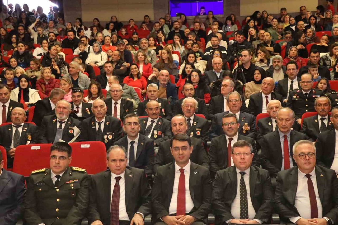 UŞAK'TA 29 EKİM CUMHURİYET BAYRAMI, DÜZENLENEN ÇEŞİTLİ ETKİNLİKLERLE KUTLANDI.