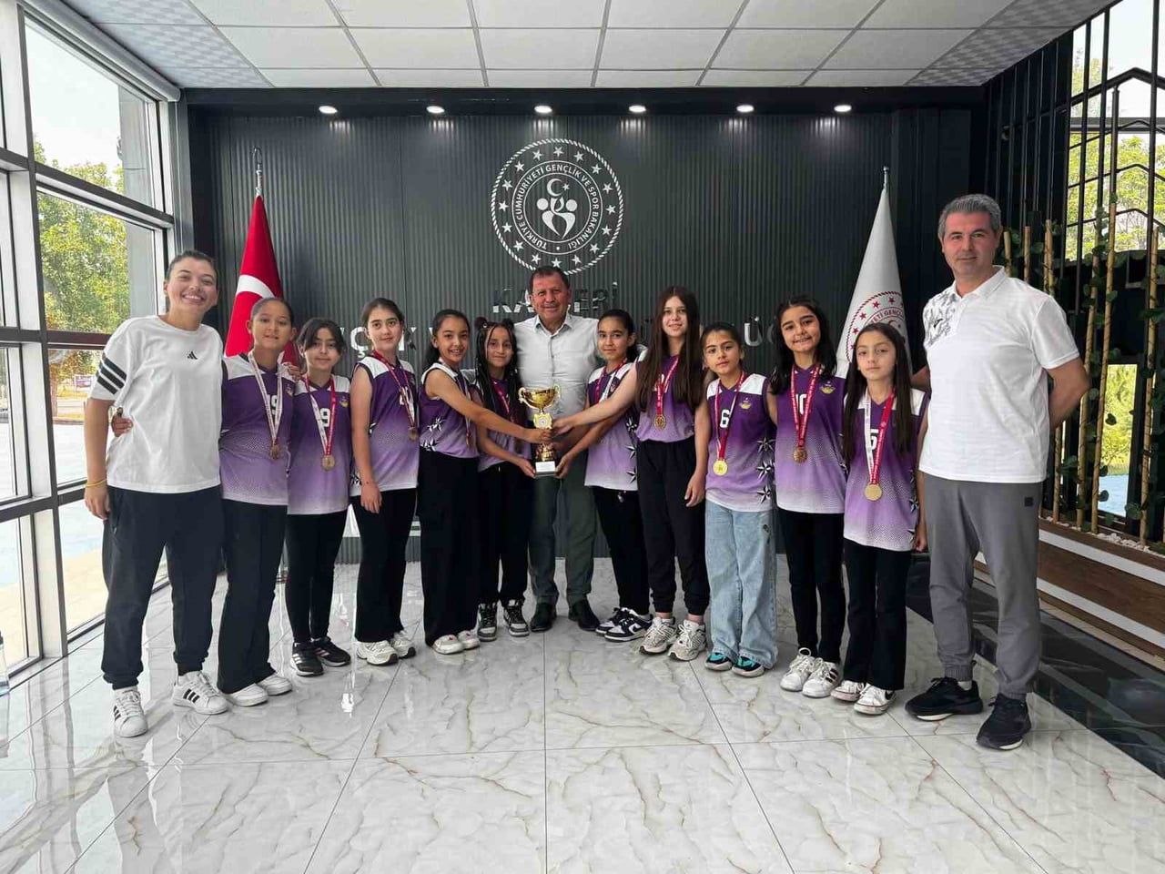 İLK SEZONUNDA U-10 KIZ BASKETBOL KATEGORİSİNDE KAYSERİ ŞAMPİYONU OLAN GENÇLİK ERVA SPOR KULÜBÜ KIZ...