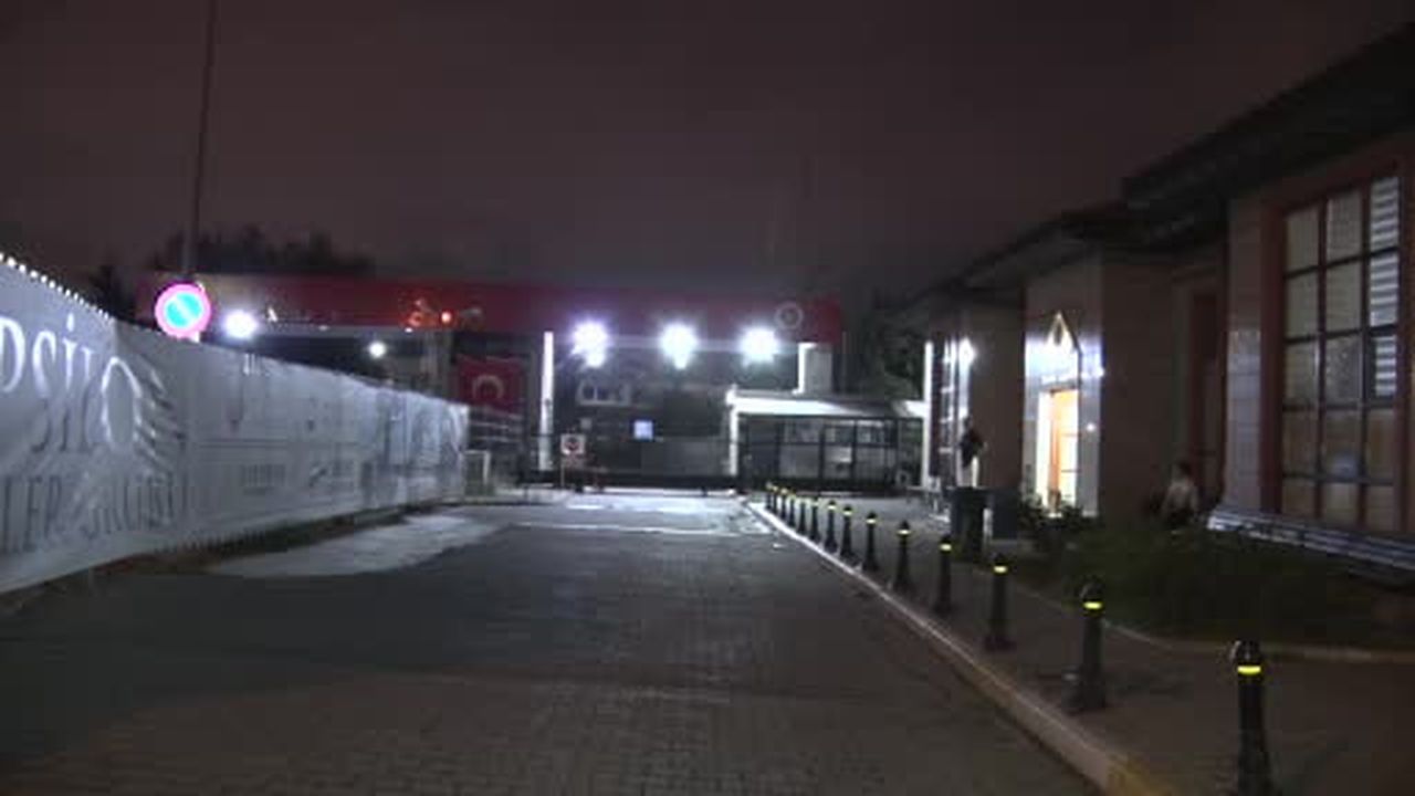 Bakırköy’deki İETT otobüsü kazasında hayatını kaybedenlerin yakınları Adli Tıp Kurumu önünde...