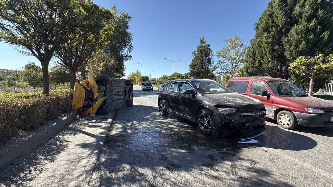 ESKİŞEHİR'DE TİCARİ TAKSİ İLE SUV TİPİ OTOMOBİLİN ÇARPIŞMASI SONUCU MEYDANA GELEN TRAFİK KAZASINDA...