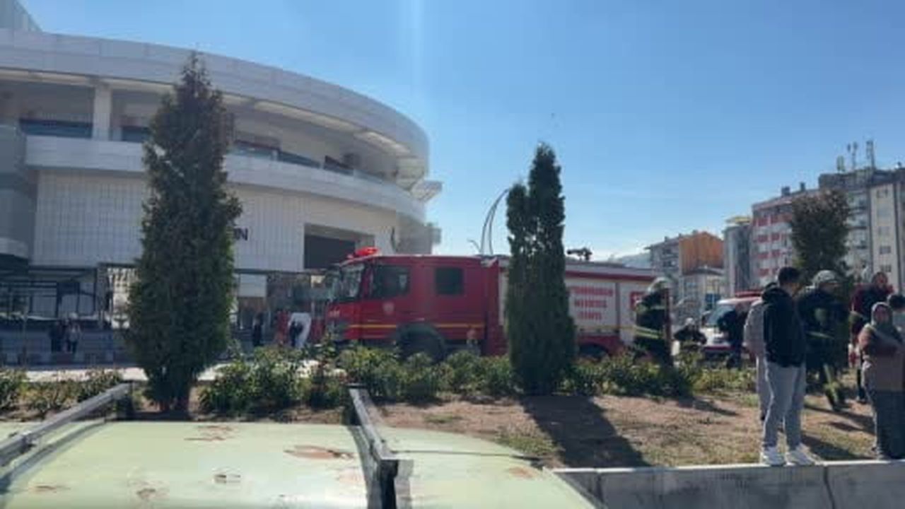 Kontrolden çıkan otomobil araçlara çarpıp ardından yan yattı