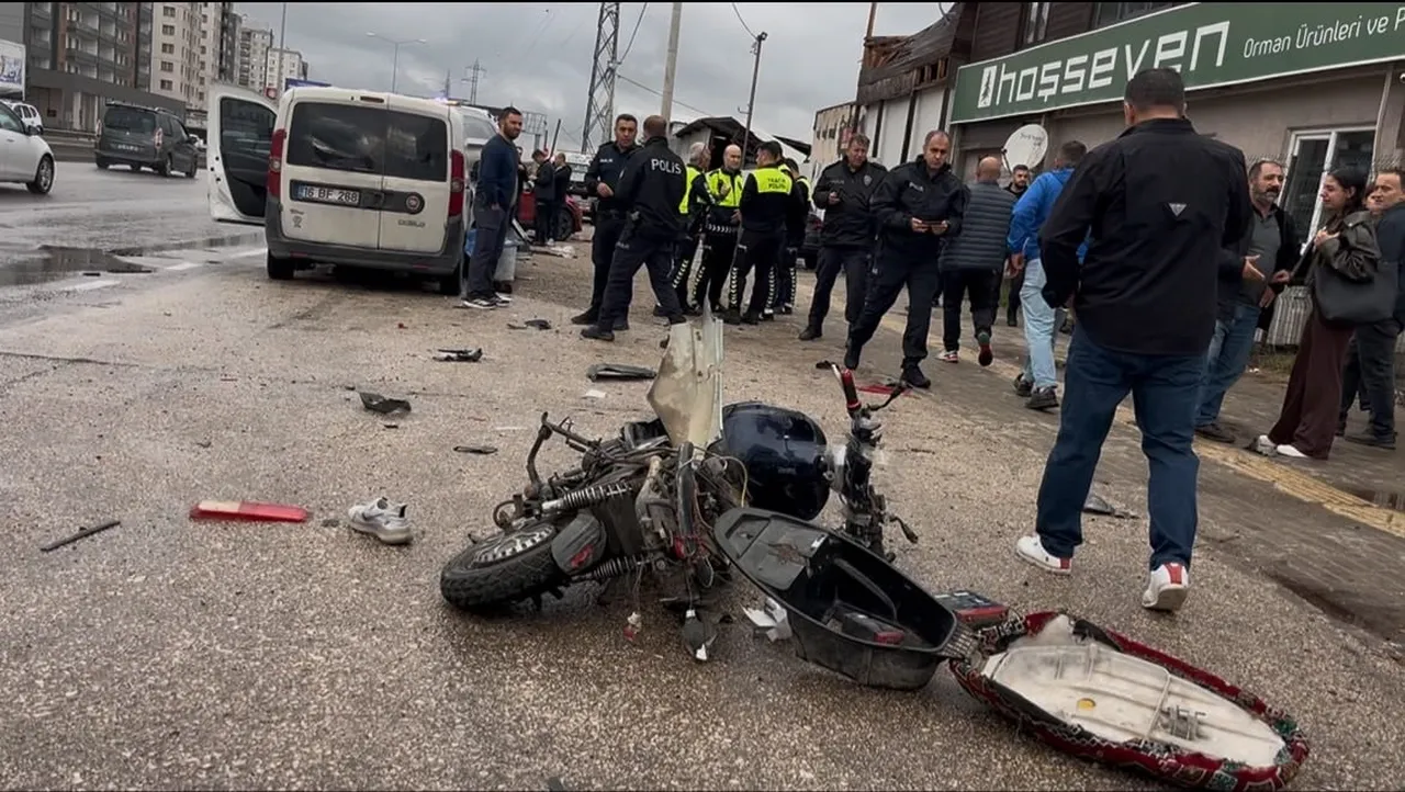 BURSA’DA YAĞIŞLI HAVADA HIZLA İLERLEYEN TİCARİ ARAÇ, ELEKTRİKLİ BİSİKLETE ÇARPTI.